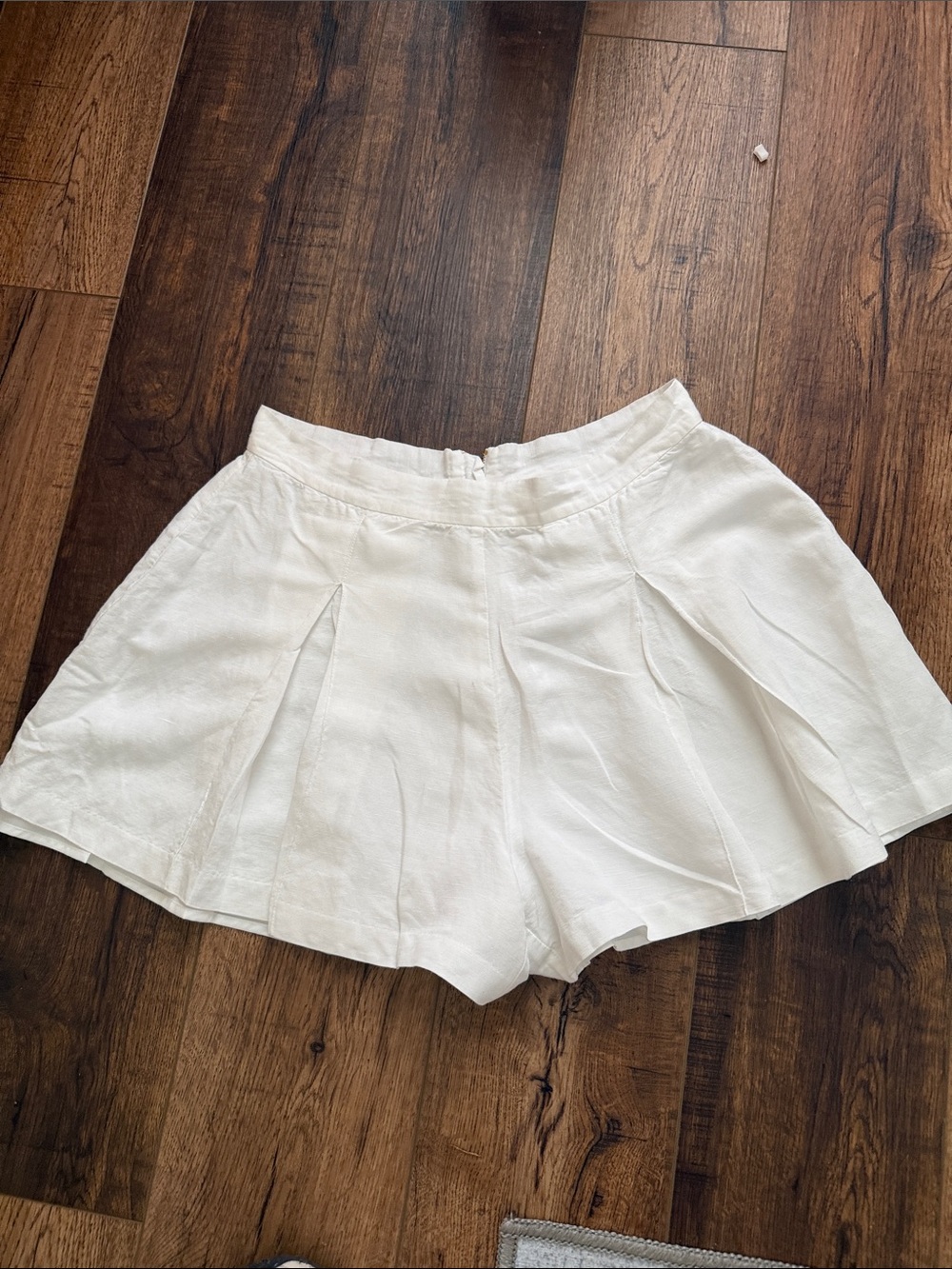 Emily McCarthy Women's White Pleated Skort / shorts with High Rise Waist medium